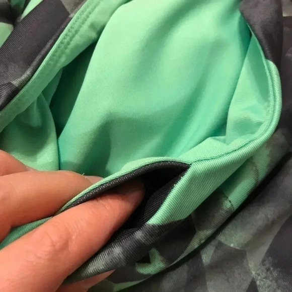 Z By Zella Green Black Geo Abstract Pattern Cropped Capri Leggings Women’s Small - Picture 9 of 11